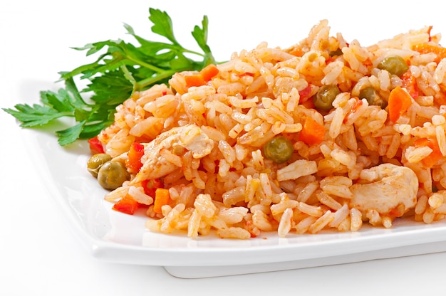 Pilaf com frango, cenoura e ervilhas verdes