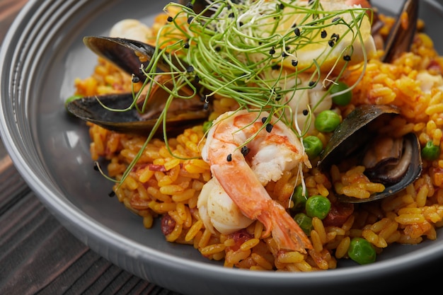 Pilaf com frutos do mar camarão lula mexilhões e vegetais