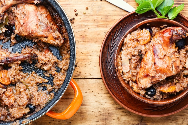 Pilaf con conejo guisado, risotto con liebre, cocina italiana.