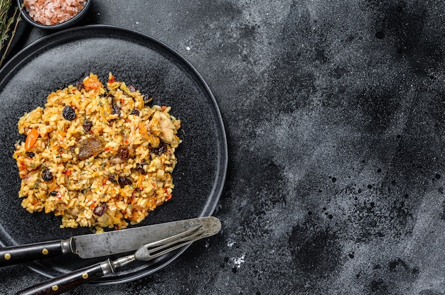 Pilaf de arroz com carne de cordeiro e vegetais em um prato