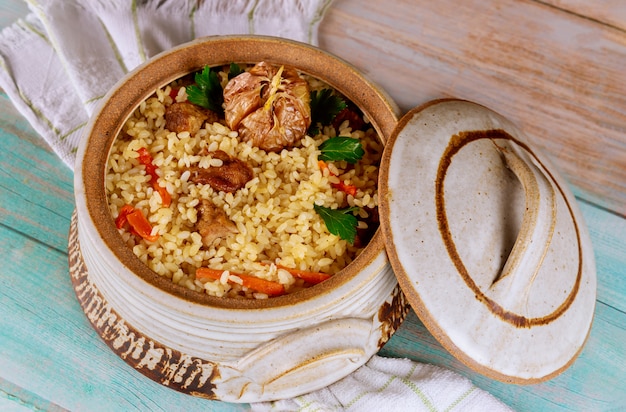 Pilaf de arroz com cordeiro, cenoura, alho e especiarias indianas.