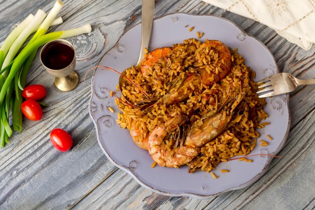 Pilaf de camarão em uma mesa de madeira