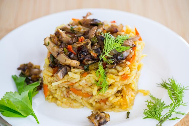 Pilaf dietético con hongos y verduras en un plato