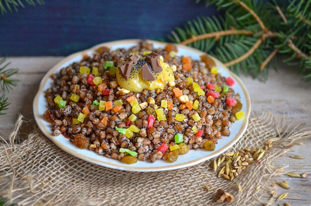 Pilaf doce com frutas secas kutia moderna com frutas cristalizadas prato com kutia com frutas secas mingau de natal com passas laranja cristalizada e amêndoas