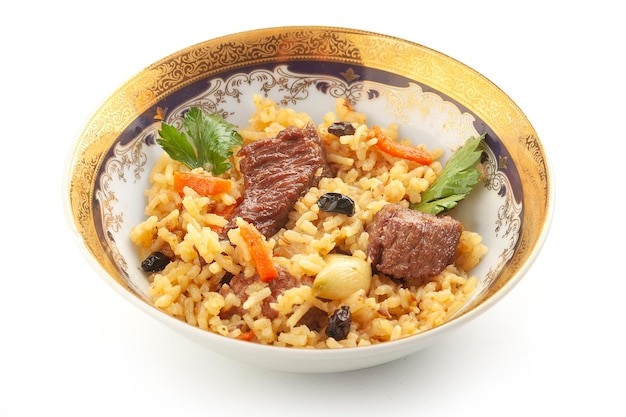 Pilaf isolado com carne, cenoura, alho e bérberis na tigela