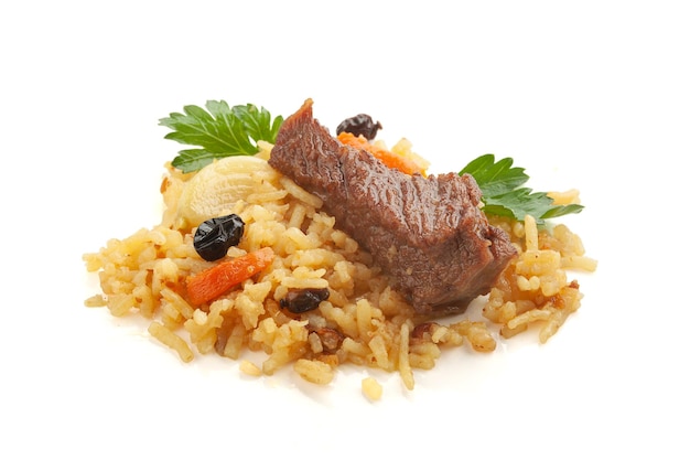 Pilaf isolado com carne, cenoura, alho e bérberis no fundo branco