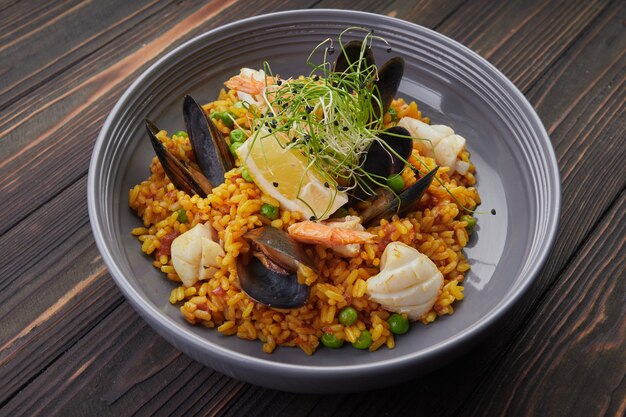 Pilaf con mariscos, camarones, calamar, mejillones y verduras