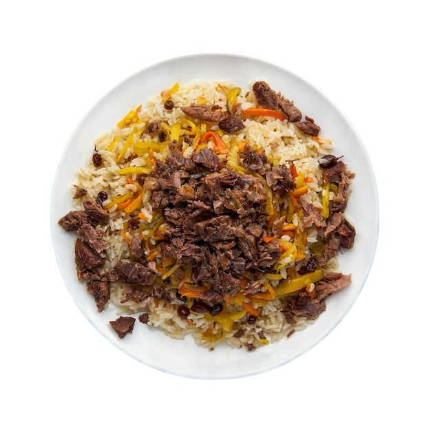 Pilaf oriental tradicional com carne em um prato em um fundo branco. Vista do topo. Isolado