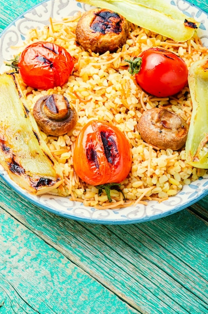 Pilaf, un plato de cocina oriental Pilaf turco con verduras asadas