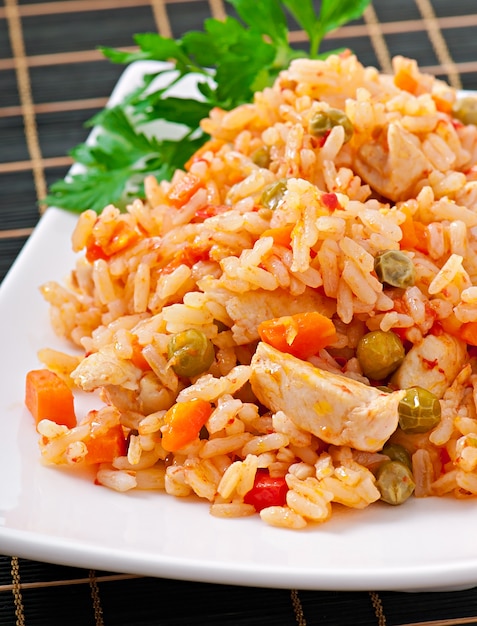 Pilaf con pollo, zanahoria y guisantes