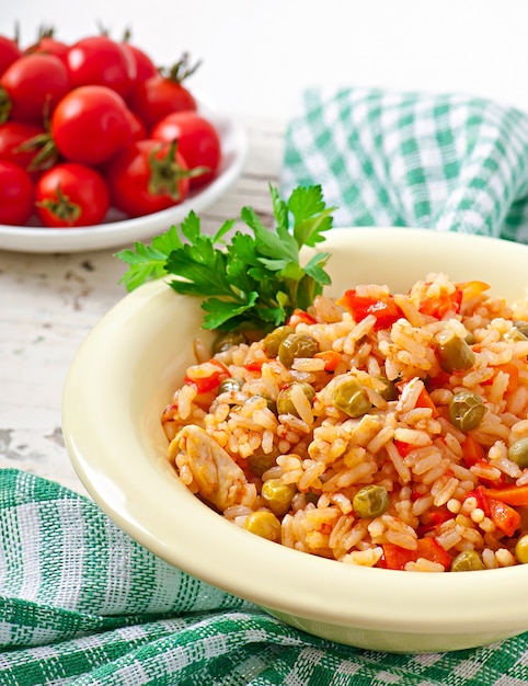 Pilaf con pollo, zanahoria y guisantes