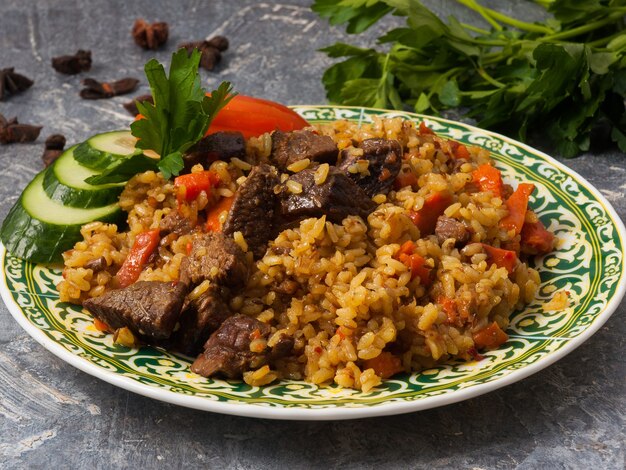 Pilaf sabroso con carne en un gris