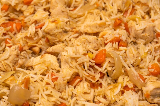 Pilaf sabroso con pollo como fondo