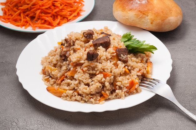 Pilaf de ternera con zanahorias y pan