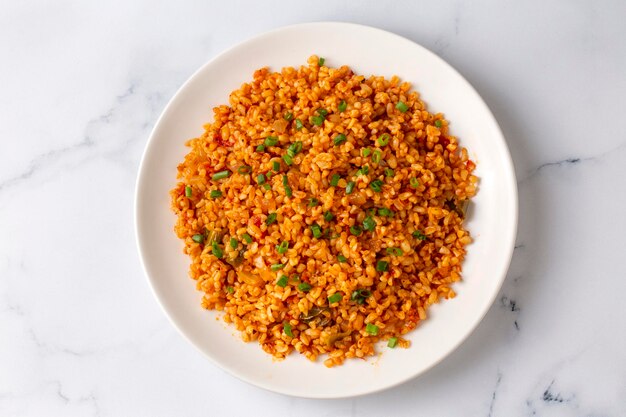 Pilaf tradicional turco de bulgur com molho de tomate no prato nome turco meyhane pilavi