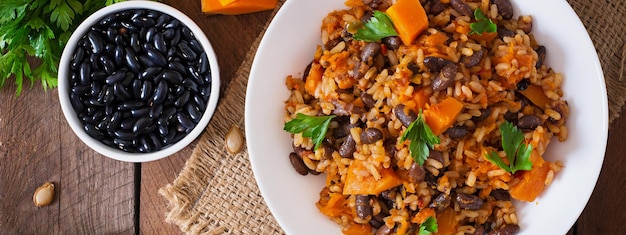 Pilaf vegano mexicano con frijoles de frijol y calabaza