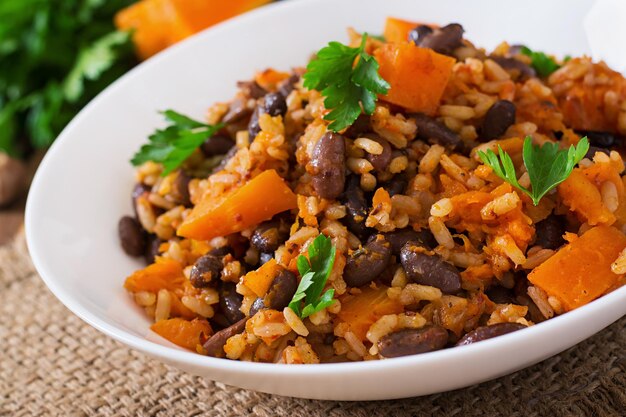 Pilaf vegano mexicano con frijoles de frijol y calabaza