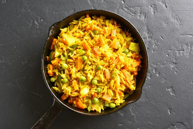 Foto pilaf vegetariano en la sartén