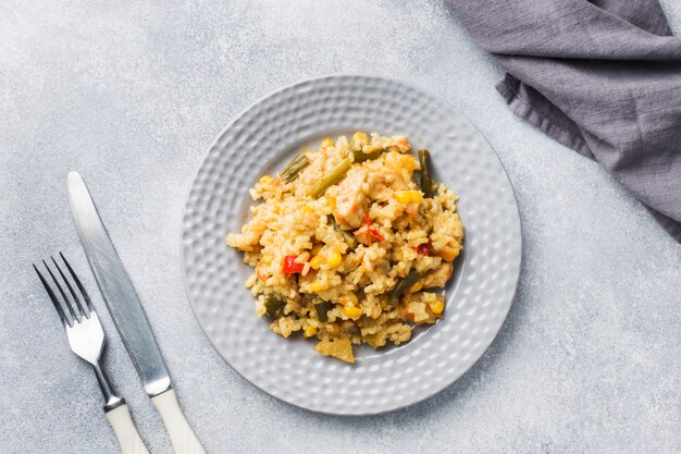 Pilaf con verduras y pollo en un plato gris