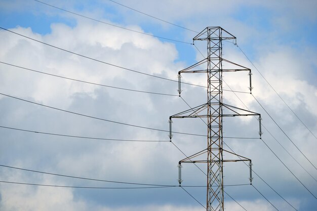 Pilão de eletricidade e céu com nuvens