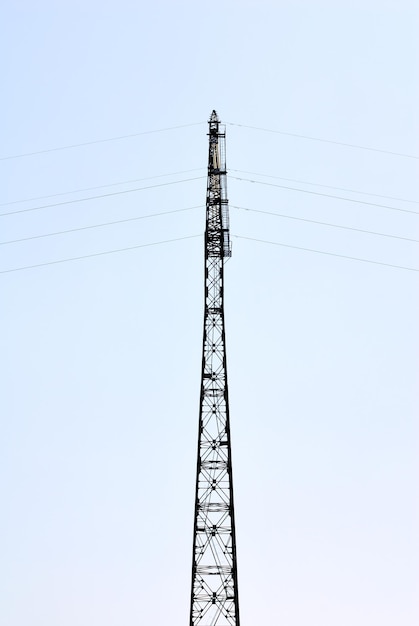 Pilão de eletricidade no céu azul