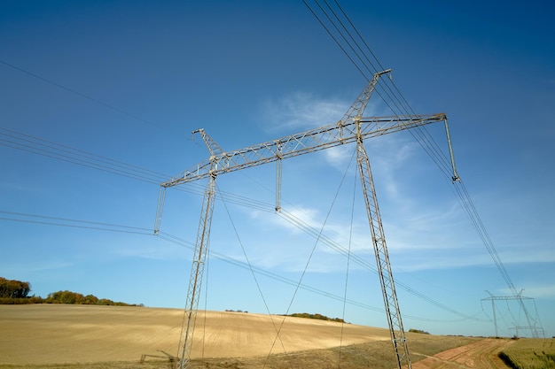 Pilar de acero con líneas eléctricas de alto voltaje que entregan energía eléctrica a través de cables a larga distancia