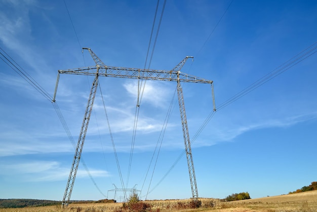 Pilar de acero con líneas eléctricas de alto voltaje que entregan energía eléctrica a través de cables a larga distancia