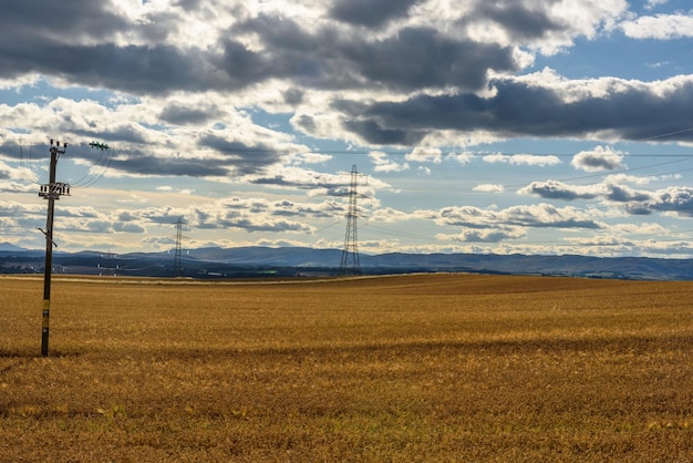 Pilar de eletricidade no campo contra o céu