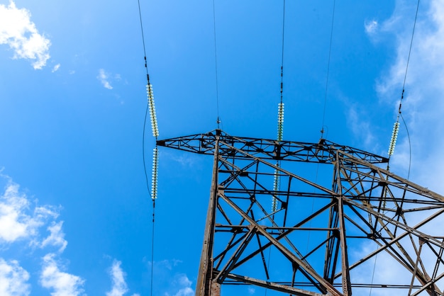 Pilar eléctrico de alta tensión desde abajo. Una torre de electricidad de alto voltaje. Una torre de transmisión de energía de alto voltaje