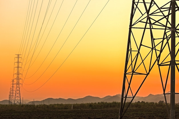 Pilar eléctrico con cielo colorido al atardecer