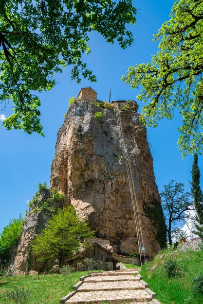 Pilar Katskhi. Hitos georgianos. Monasterio del hombre cerca del pueblo de Katskhi