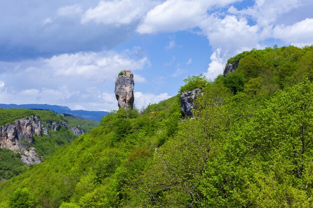 Pilar Katskhi. Hitos georgianos. Monasterio del hombre cerca del pueblo de Katskhi