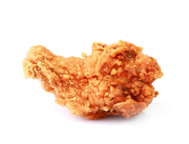 Pilar de pollo frito aislado sobre un fondo blanco con camino de recorte