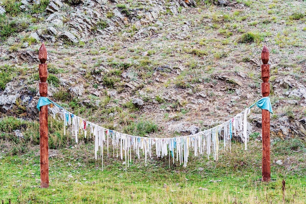 Pilares con cintas rituales Kiyir. Lugar de culto pagano en las montañas de Altai