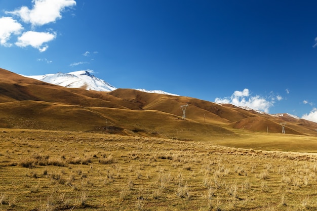 Pilares de linhas de alta tensão nas montanhas