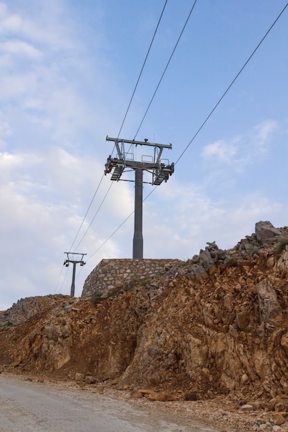 Pilares de metal do teleférico. encostas de montanha no verão