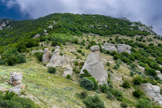 Pilares de pedra de paisagem de montanha em forma de ídolos de pedra de fantasmas em um vale de montanha um desfiladeiro contra o céu