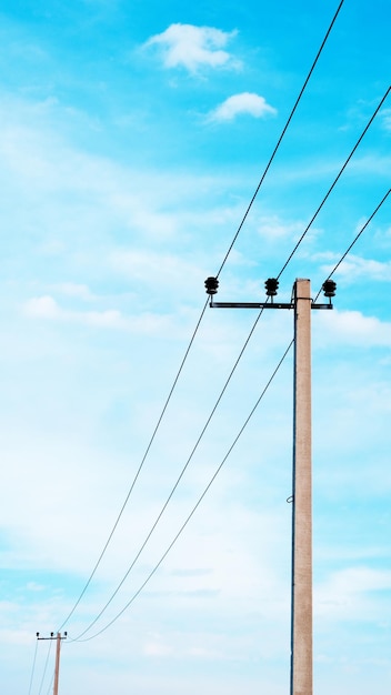 Pilares elétricos na estepe no inverno