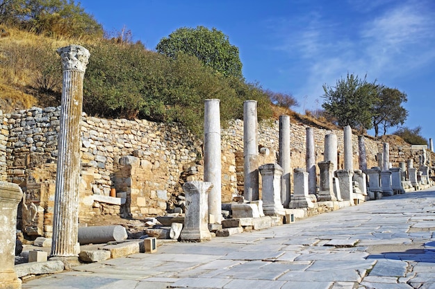 Pilares históricos da Turquia Éfeso em uma cidade antiga Restos escavados de pedra de construção histórica na história e cultura turca Ruína da arquitetura romana antiga em uma atração turística popular