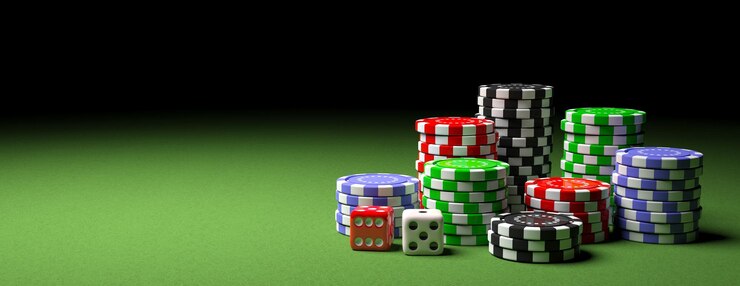 Pilas de fichas de póquer y dados en banner de fieltro verde copia espacio ilustración 3d