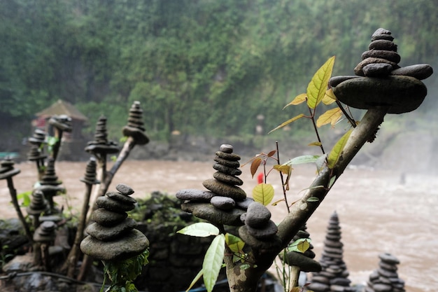 Pilas de guijarros de piedras equilibradas contra el río en Asia