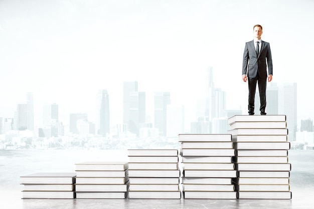 Las pilas de libros con el hombre de negocios