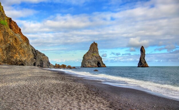 Las pilas marinas de basalto de Reynisdrangar en el sur de Islandia