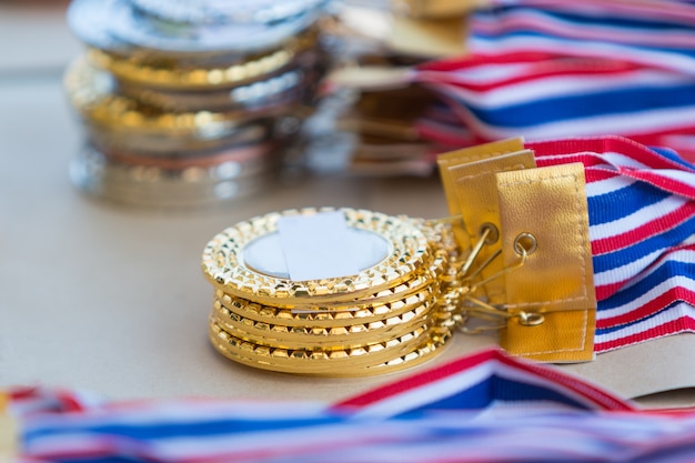 Foto pilas de medallas de oro, plata y bronce