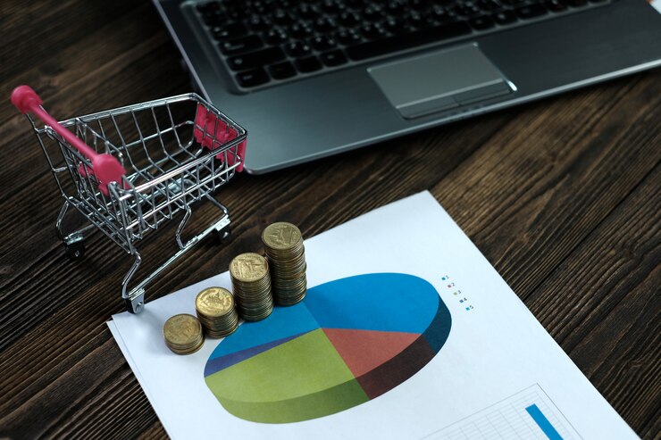 Foto pilas de monedas con carro y cuaderno y gráfico financiero sobre papel blanco