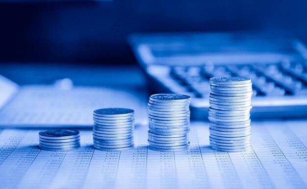 Pilas de monedas de dinero con calculadora Concepto de inversión financiera y empresarial