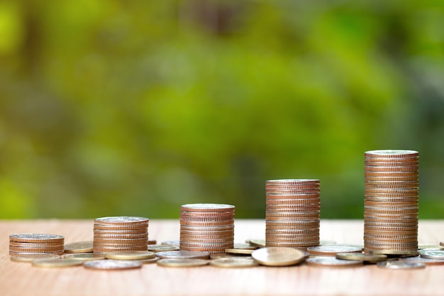 pilas de monedas en la mesa de madera