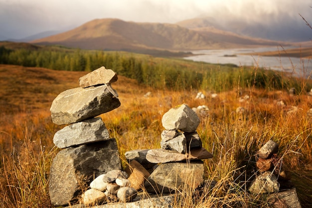 Pilas de piedra en las Tierras Altas de Escocia, Reino Unido