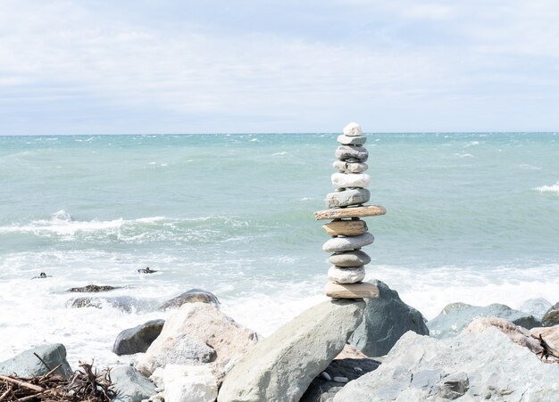 Pilas de piedras redondas equilibradas en la playa. concepto zen.