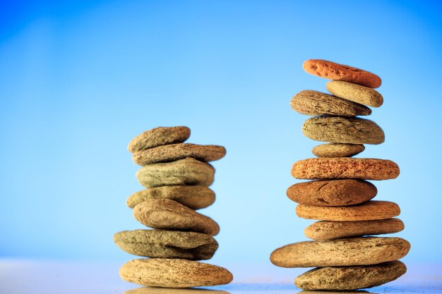 Foto pilas de piedras zen sobre fondo azul.